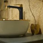 Bernard Deluxe Renovated Peaceful Old Town Gem *