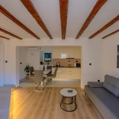 Apartment Bernard Deluxe Renovated Peaceful Old Town Gem
