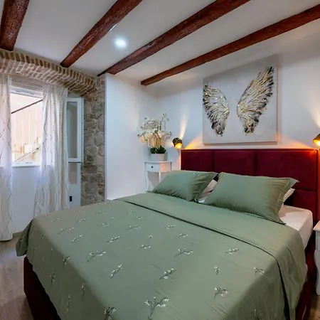 Apartment Bernard Deluxe Renovated Peaceful Old Town Gem