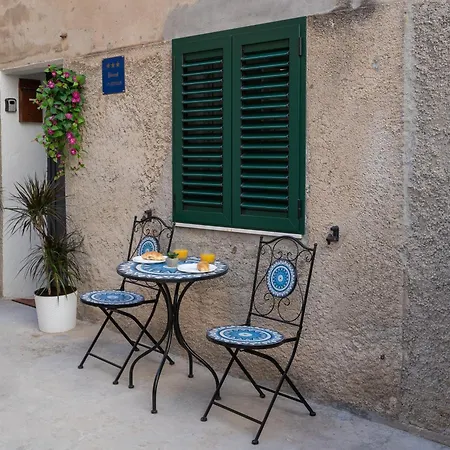 Apartmán Bernard Deluxe Renovated Peaceful Old Town Gem