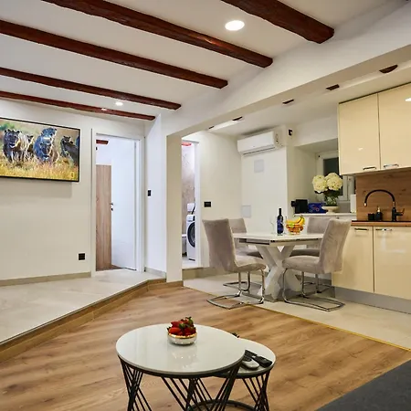 Bernard Deluxe Renovated Peaceful Old Town Gem Apartment