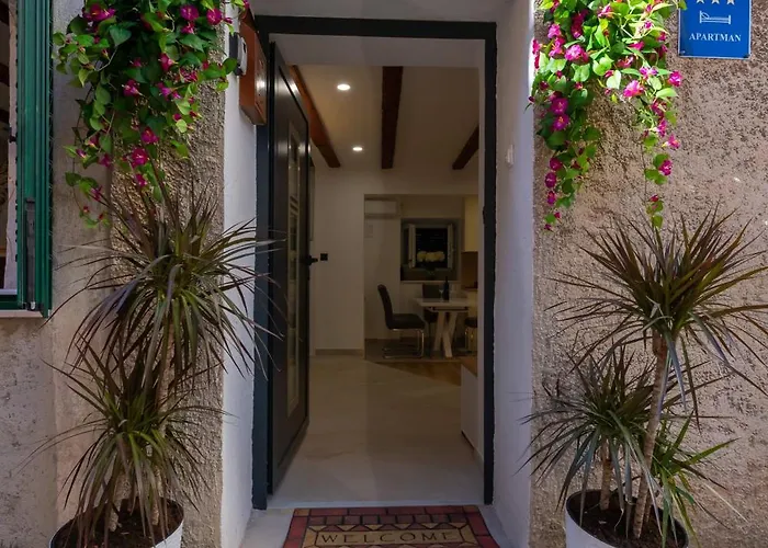 Bernard Deluxe Renovated Peaceful Old Town Gem