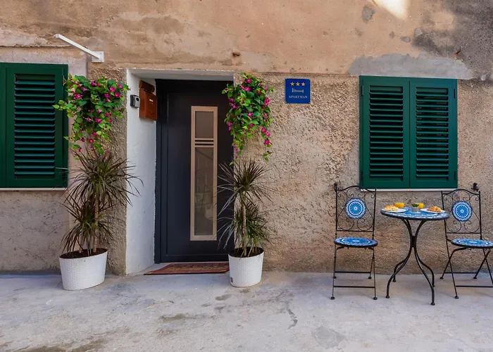 Bernard Deluxe Renovated Peaceful Old Town Gem شقة