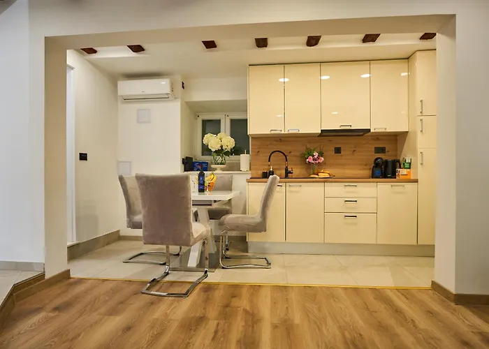 Bernard Deluxe Renovated Peaceful Old Town Gem