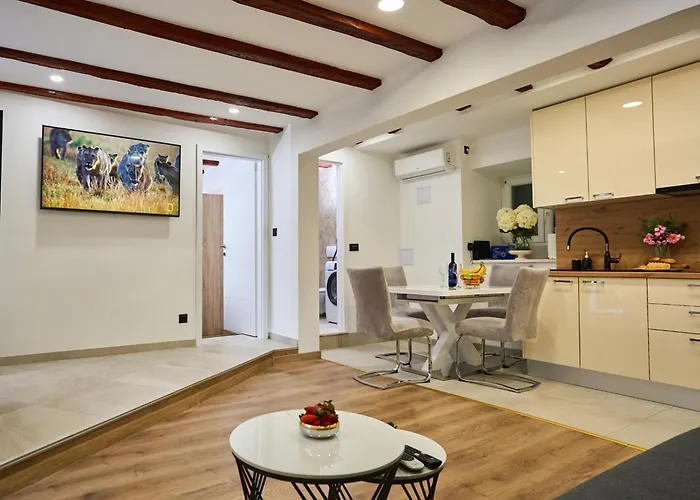 Bernard Deluxe Renovated Peaceful Old Town Gem דירה