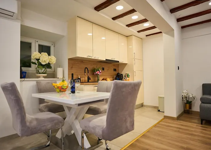 Bernard Deluxe Renovated Peaceful Old Town Gem سبليت