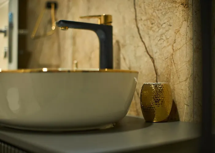 Bernard Deluxe Renovated Peaceful Old Town Gem *